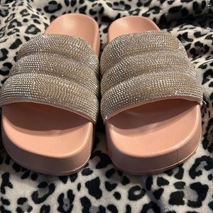 Top moda flare form slides